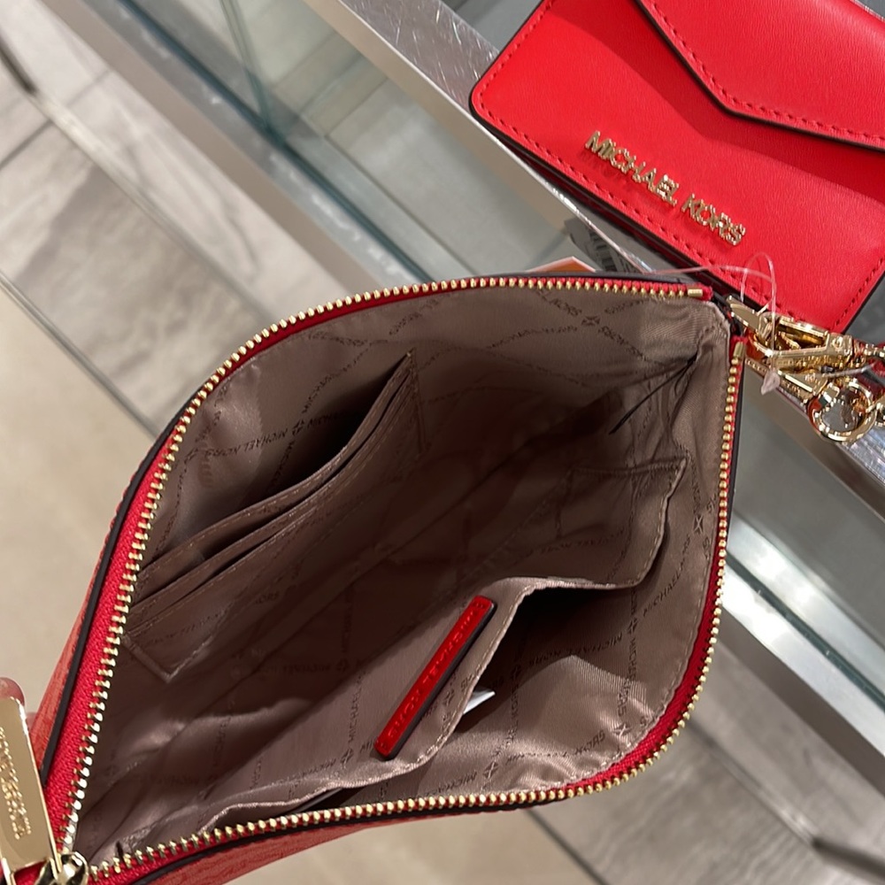 MICHAEL KORS JET SET ITEM LG 2 in 1 CARD CASE & WRISTLET
Dark Sangria
NWT - Picture 8 of 16